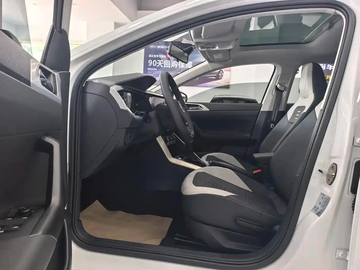 2023 Polo Facelift Plus 1.5L Automatic Colorful Technology Edition — миниатюра 5