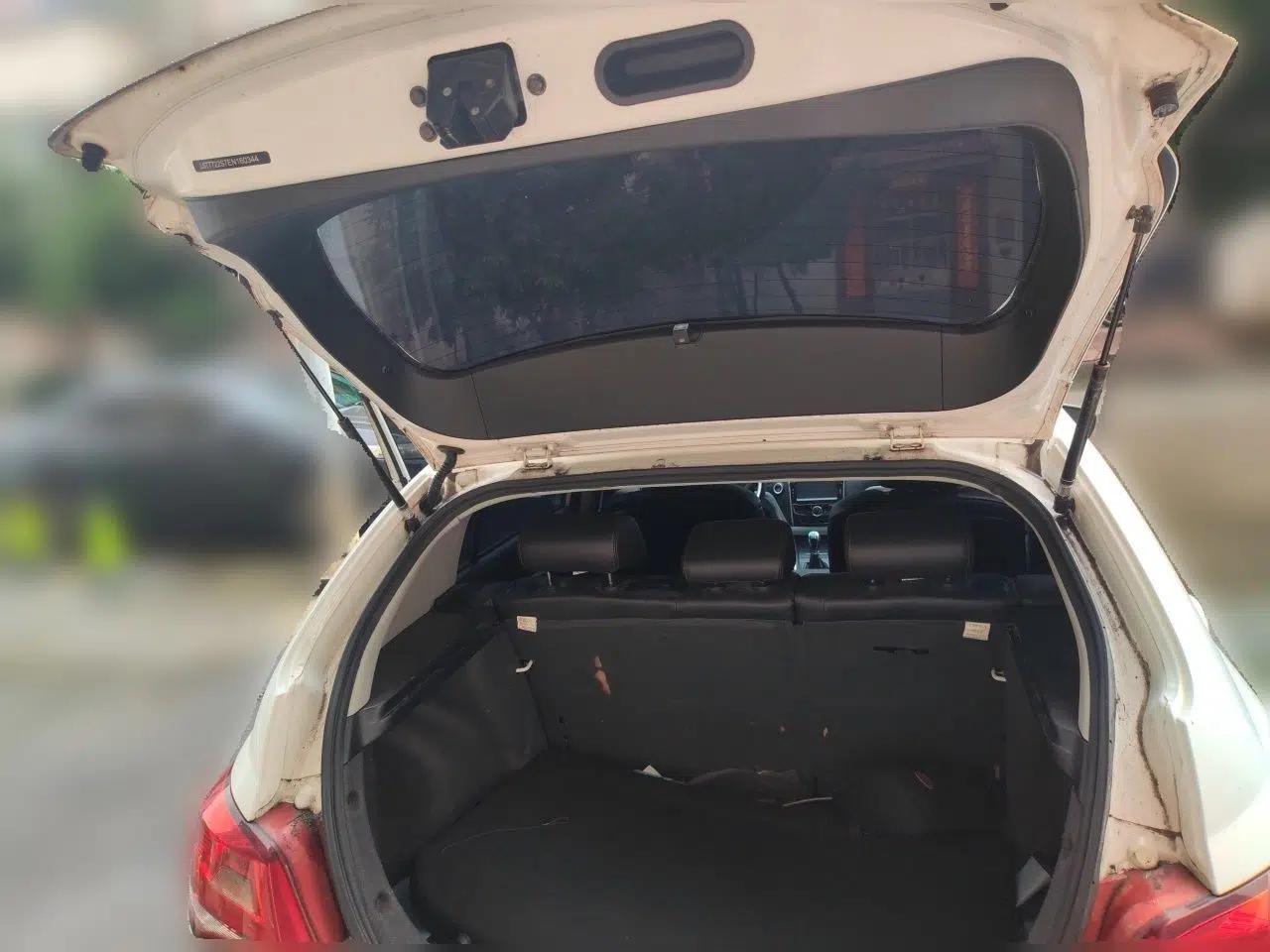 Geely Auto Emgrand 2014 Hatchback 1.5L Manual Elite Model — миниатюра 16