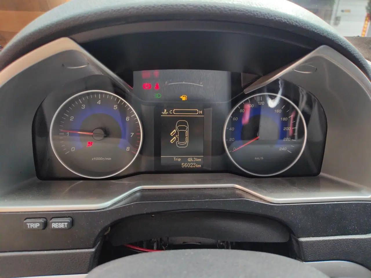 Geely Auto Emgrand 2014 Hatchback 1.5L Manual Elite Model — миниатюра 8