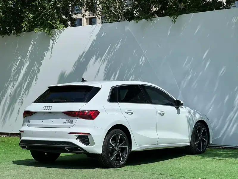Audi A3 2023 Facelift Sportback 35 TFSI Fashion Sporty Model — миниатюра 6