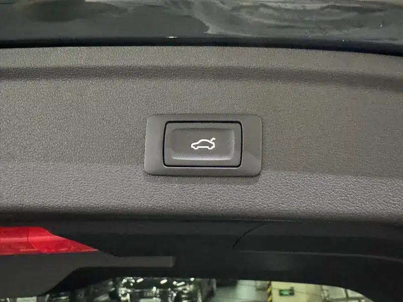 Audi A3 2024 Sportback 35 TFSI Luxury Sport — миниатюра 4