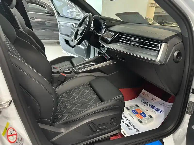 Audi A3 2025 A3L Limousine 35 TFSI Flying Spur Luxury Edition — миниатюра 5