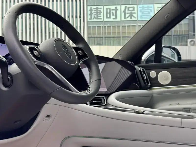 Wenjie M9 2024 Ultra Range Extended 6-Seater — миниатюра 13