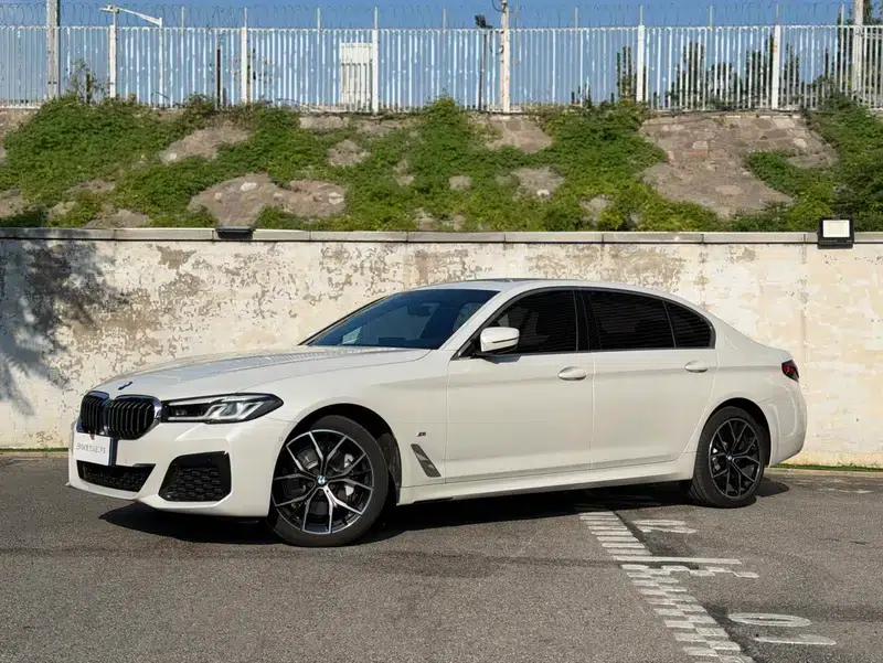 2023 BMW 5 Series 530Li Luxury M Sport Package — миниатюра 1