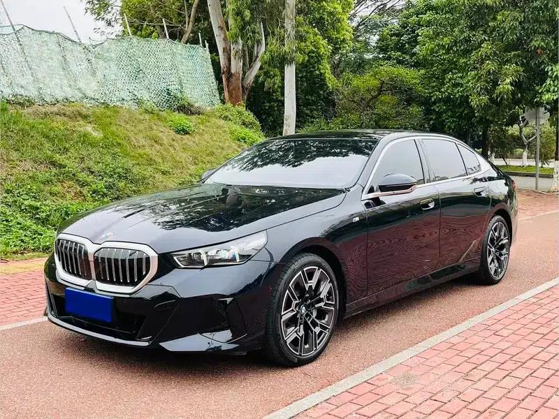 2025 BMW 5 Series 530Li Luxury M Sport Package — миниатюра 1