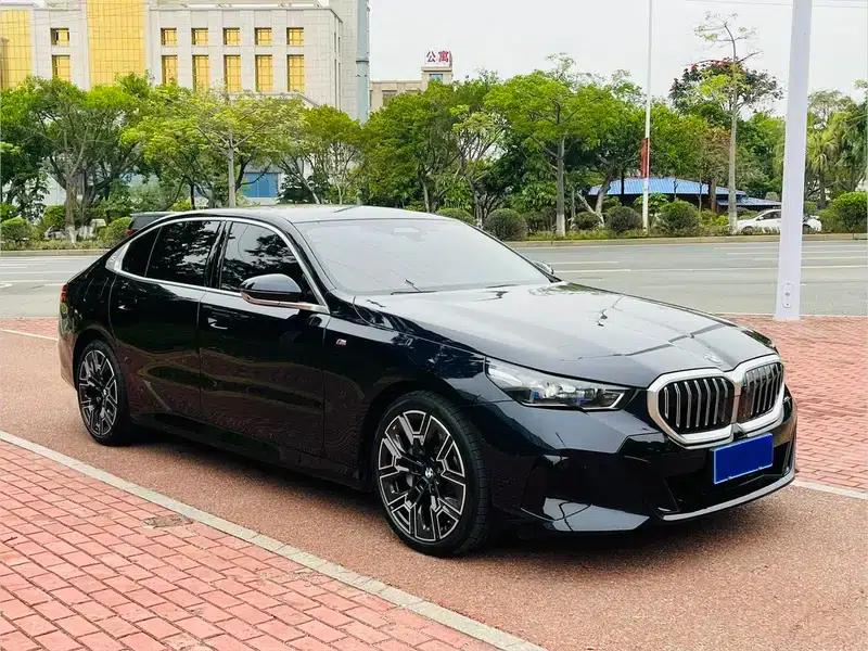 2025 BMW 5 Series 530Li Luxury M Sport Package — миниатюра 3