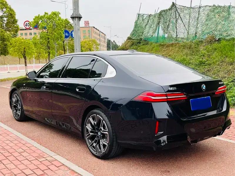 2025 BMW 5 Series 530Li Luxury M Sport Package — миниатюра 4