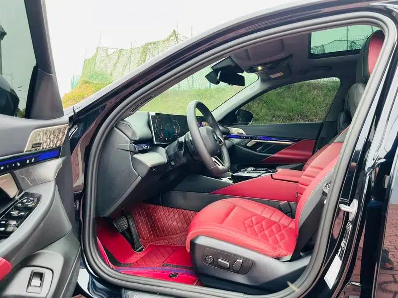 2025 BMW 5 Series 530Li Luxury M Sport Package — миниатюра 8