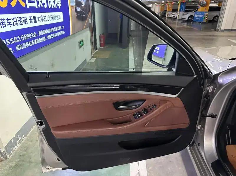 BMW 5 Series 2017 520Li Elegant Edition — миниатюра 17