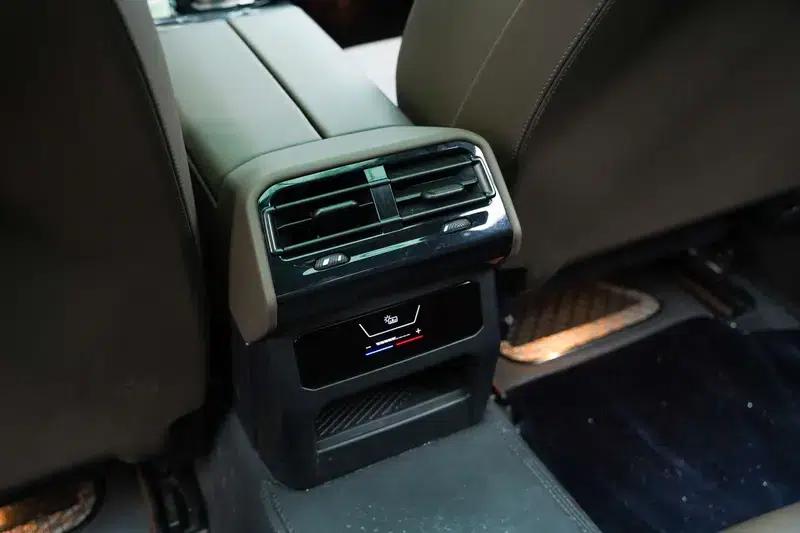 2024 BMW 5 Series 530Li Leading Edition M Sport Package — миниатюра 11