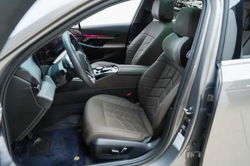 2024 BMW 5 Series 530Li Leading Edition M Sport Package — миниатюра 16