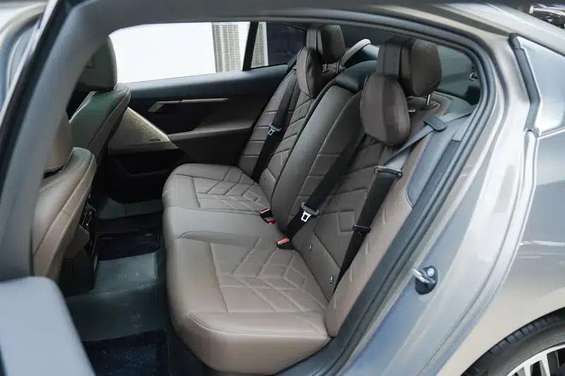 2024 BMW 5 Series 530Li Leading Edition M Sport Package — миниатюра 17