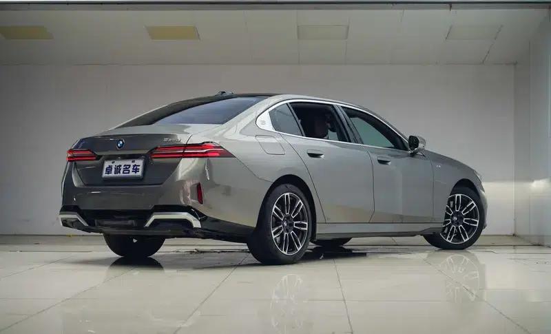 2024 BMW 5 Series 530Li Leading Edition M Sport Package — миниатюра 4