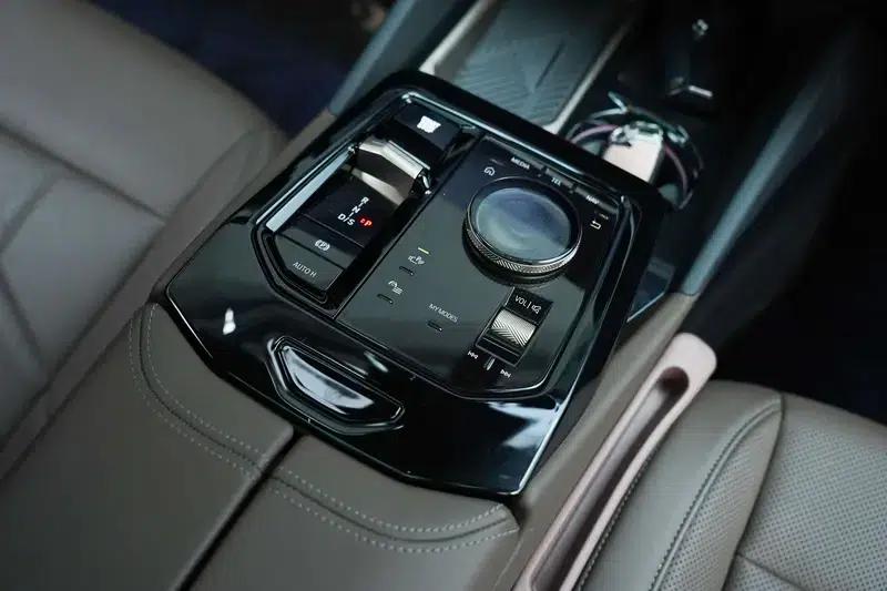 2024 BMW 5 Series 530Li Leading Edition M Sport Package — миниатюра 9