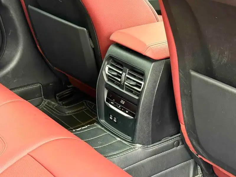 2022 BMW 3 Series 330i M Sport Shadow Edition — миниатюра 13