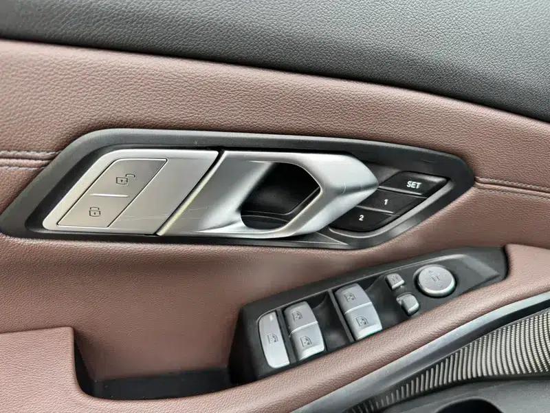 2022 BMW 3 Series 320Li M Sport Package — миниатюра 36