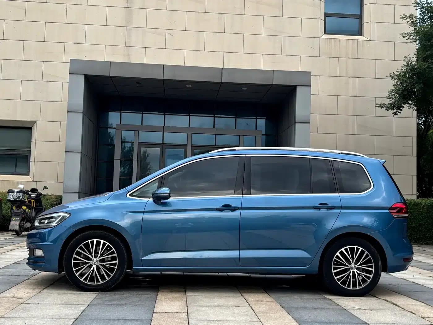 2016 Touran L 280TSI DSG Luxury Edition — миниатюра 3