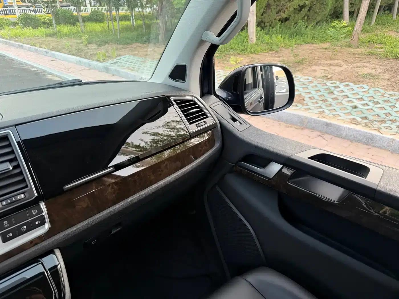 Multivan 2019 2.0TSI 4WD Premium Edition 7-Seater — миниатюра 18