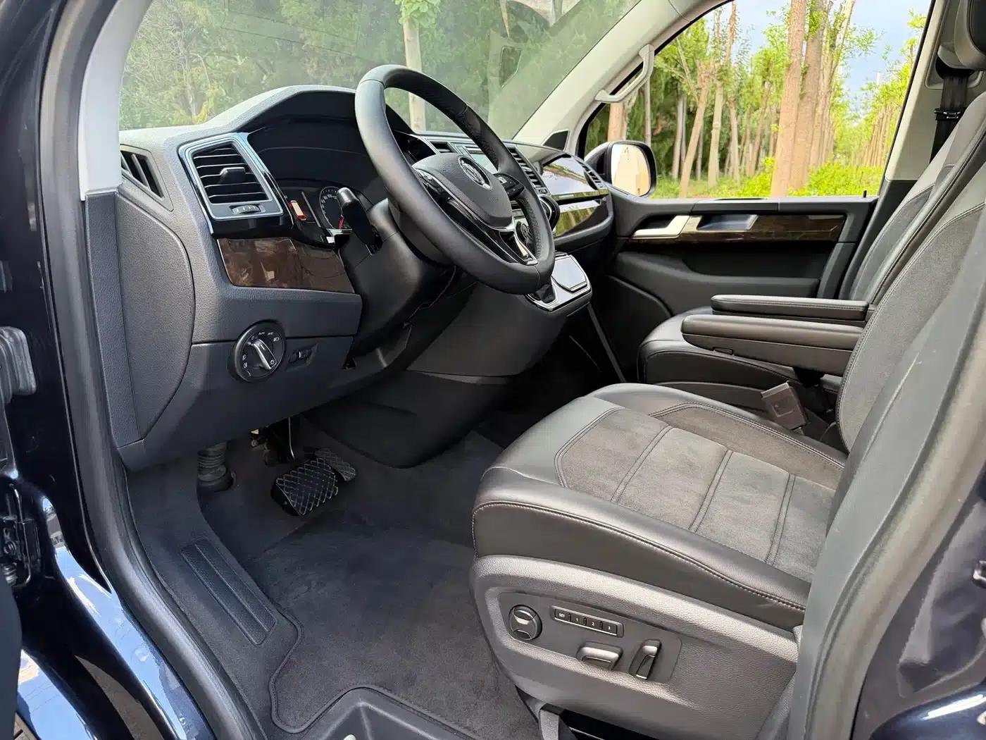 Multivan 2019 2.0TSI 4WD Premium Edition 7-Seater — миниатюра 8