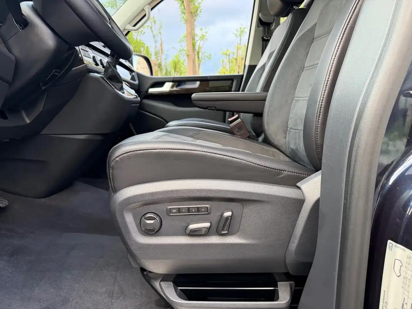 Multivan 2019 2.0TSI 4WD Premium Edition 7-Seater — миниатюра 9