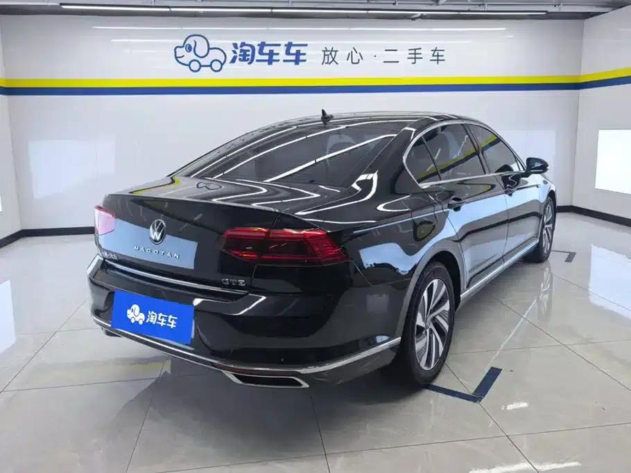 2022 Volkswagen Passat PHEV GTE Luxury Edition — миниатюра 3