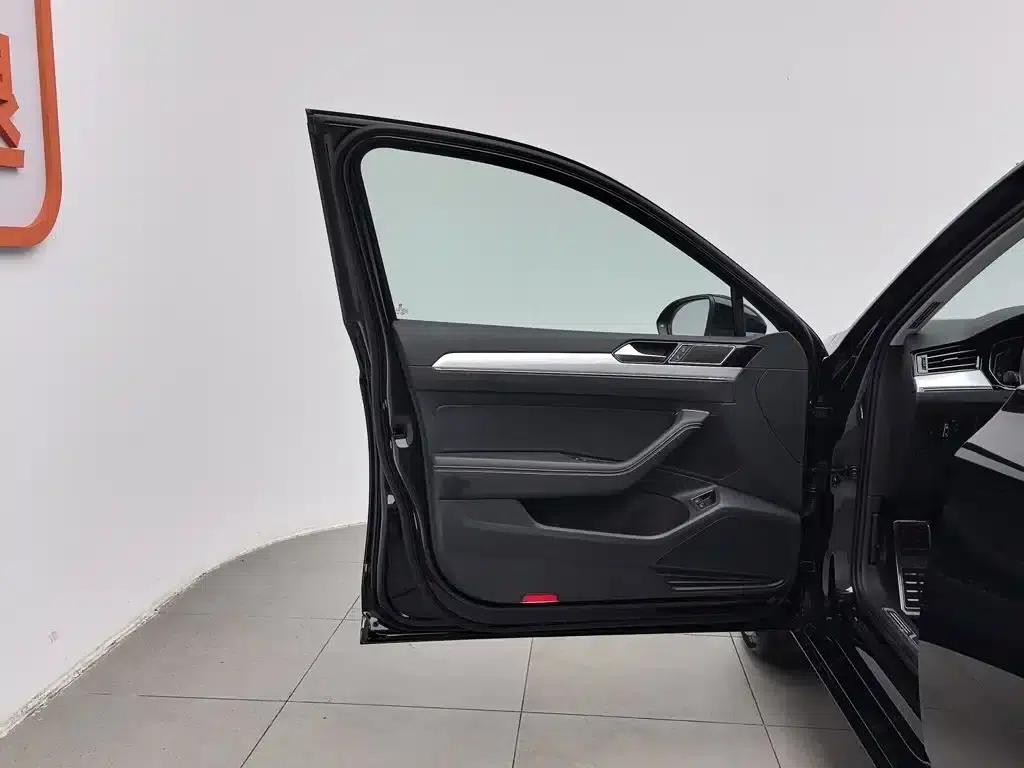 2022 Volkswagen Passat PHEV GTE Luxury Edition — миниатюра 8