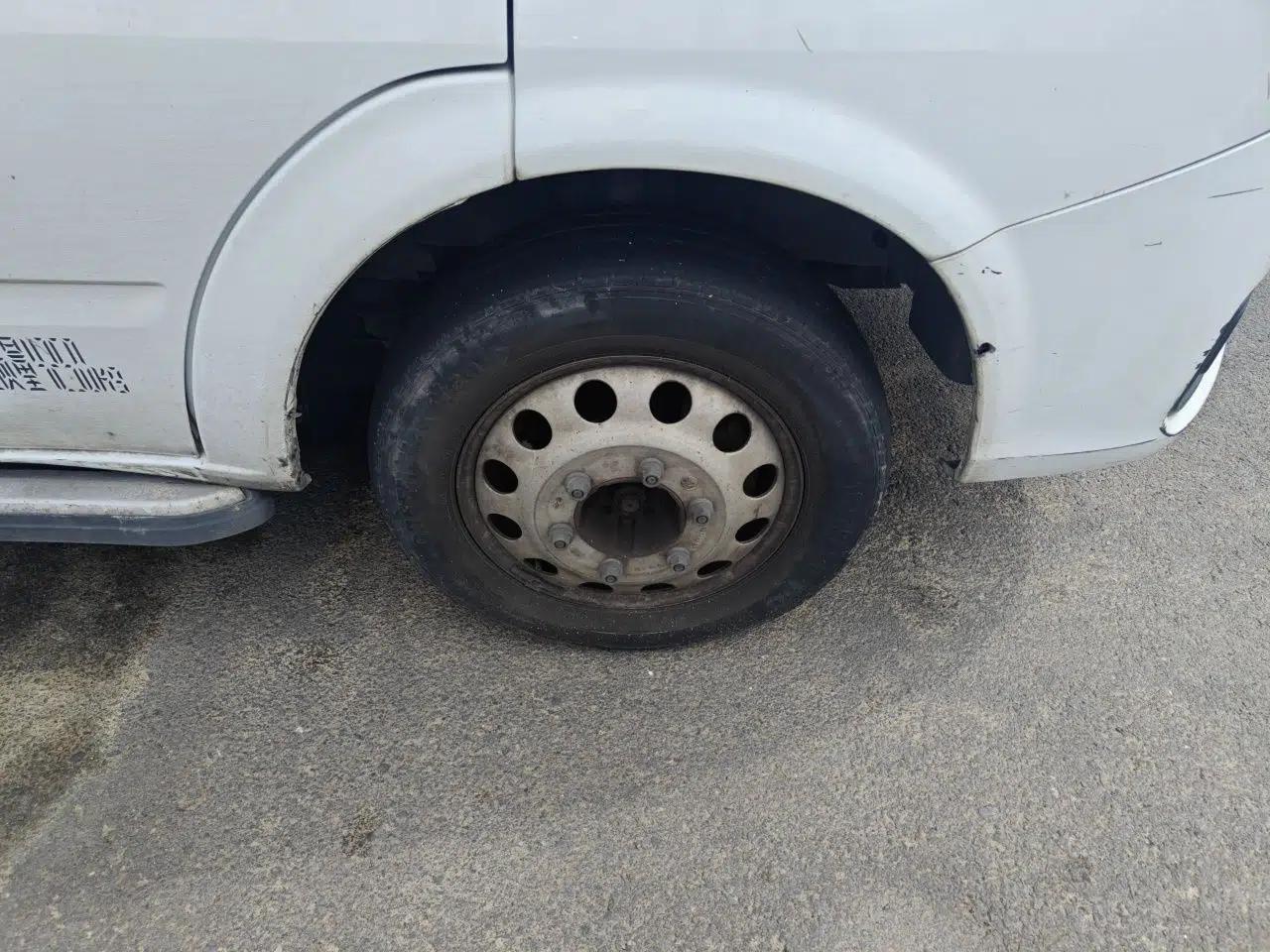 JMC Fushun 2023 2.0T Manual Diesel Long-Wheelbase High-Roof Business Van with Dual Rear Tires 6–9 Seats — миниатюра 8
