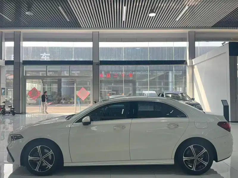 2024 Mercedes-Benz A-Class A 200 L Fashion Edition — миниатюра 3