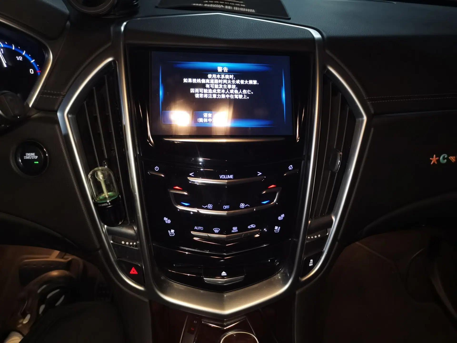 Cadillac SRX 2015 3.0L Elite Model — миниатюра 13