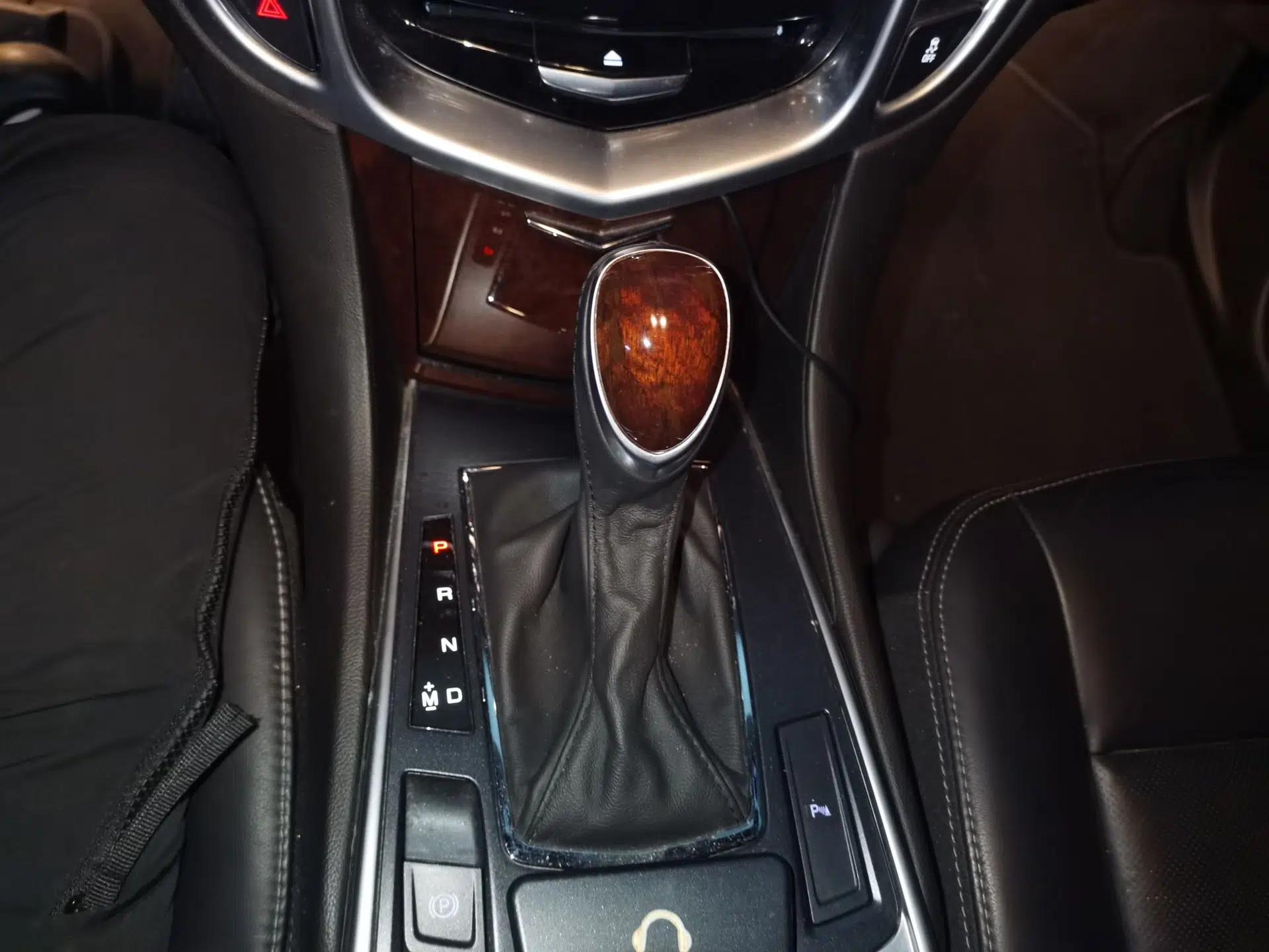 Cadillac SRX 2015 3.0L Elite Model — миниатюра 14