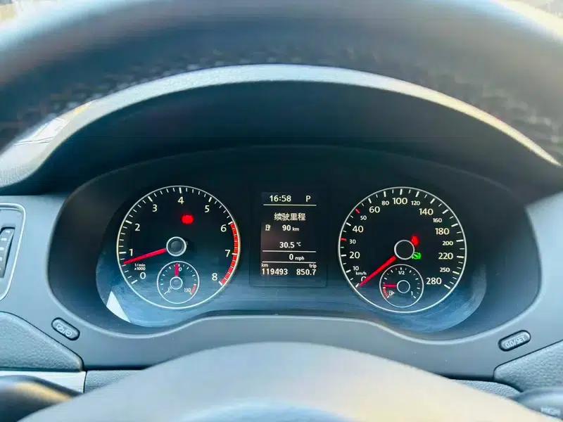 2012 Volkswagen Sagitar 1.4TSI Automatic Luxury — миниатюра 7