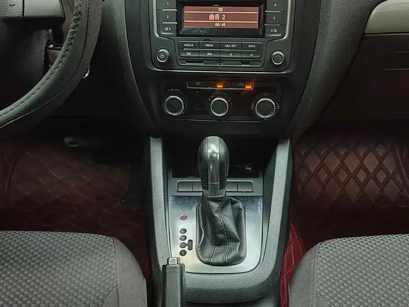 2014 Volkswagen Sagitar Facelift 1.6L Automatic Leading Edition — миниатюра 31