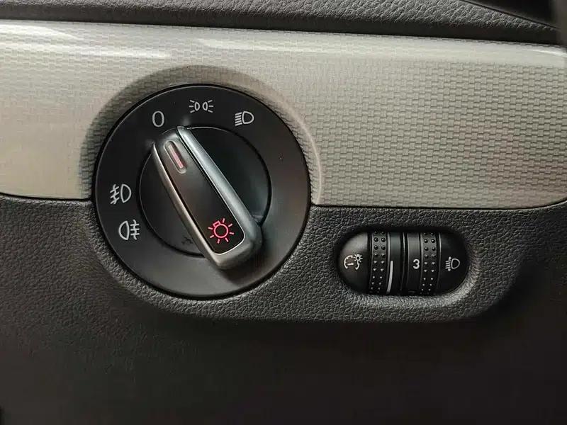2014 Volkswagen Sagitar Facelift 1.6L Automatic Leading Edition — миниатюра 32