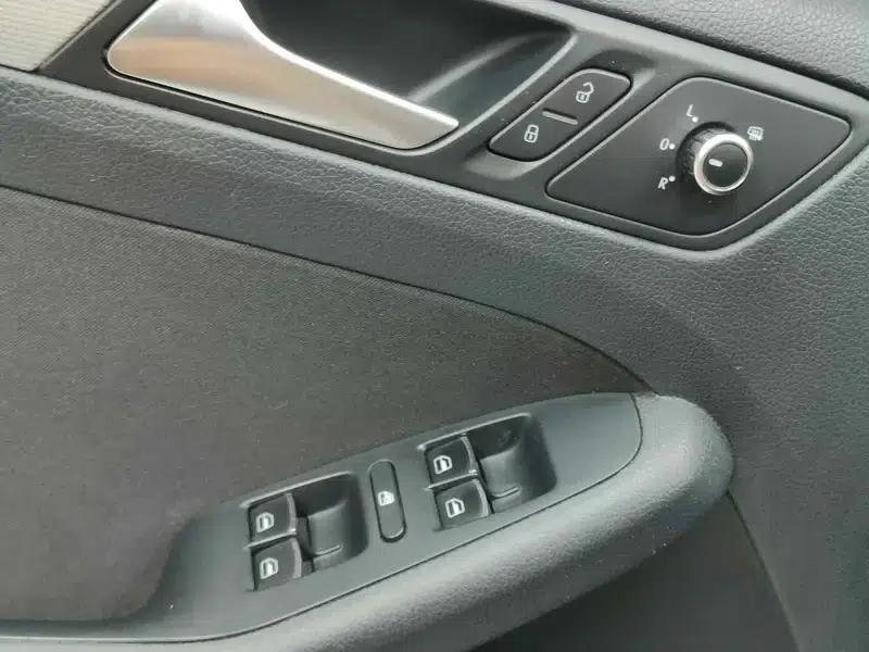 2014 Volkswagen Sagitar Facelift 1.6L Automatic Leading Edition — миниатюра 37