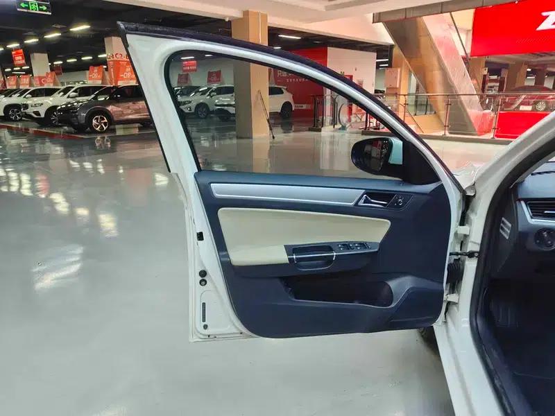 2014 Volkswagen Bora 1.6L Automatic Fashion Edition — миниатюра 35
