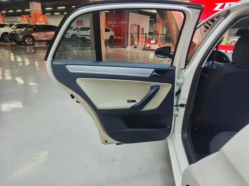 2014 Volkswagen Bora 1.6L Automatic Fashion Edition — миниатюра 37