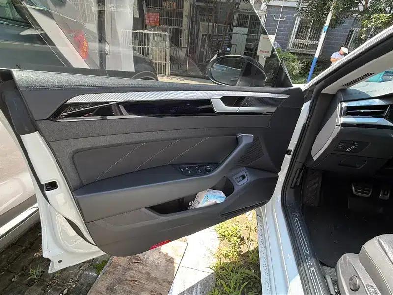 Volkswagen CC 2023 380TSI Striking Edition — миниатюра 16