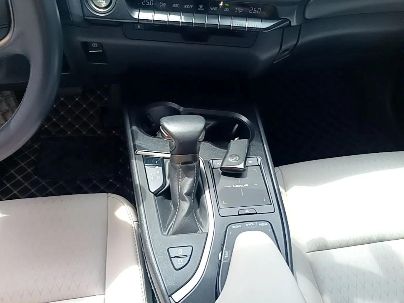 Lexus UX 2020 200 Special Edition — миниатюра 21