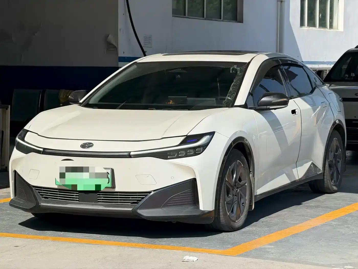 Toyota bZ3 2023 model, 616km long range Premium — миниатюра 1