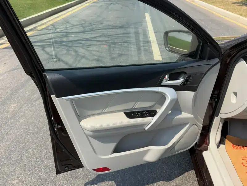 Geely Emgrand 2016 Sedan 1.5L CVT Upward Edition — миниатюра 16