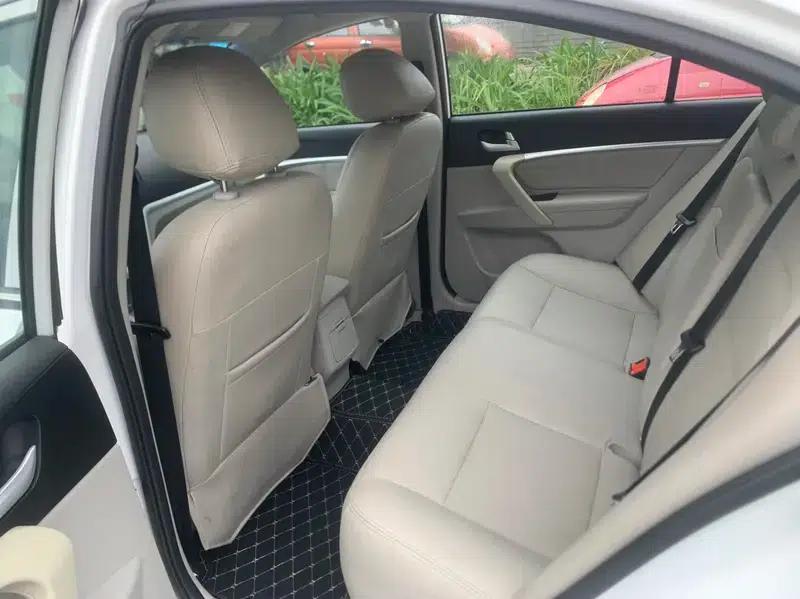 Geely Emgrand 2014 Sedan 1.5L Manual Fashion Edition — миниатюра 11