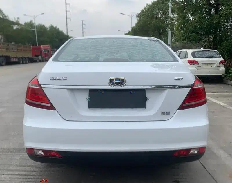 Geely Emgrand 2014 Sedan 1.5L Manual Fashion Edition — миниатюра 5