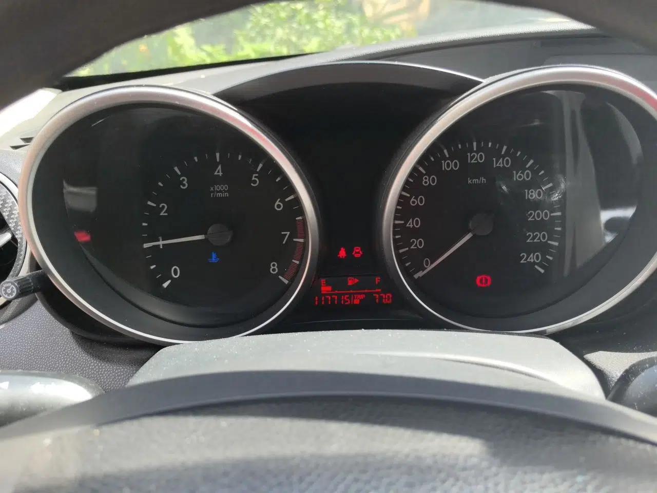 Mazda 3 2012 Hatchback 1.6L Manual Comfort Model — миниатюра 11
