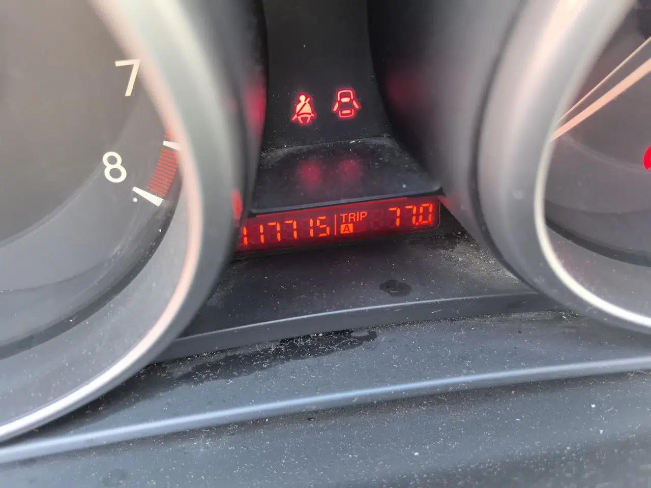 Mazda 3 2012 Hatchback 1.6L Manual Comfort Model — миниатюра 12