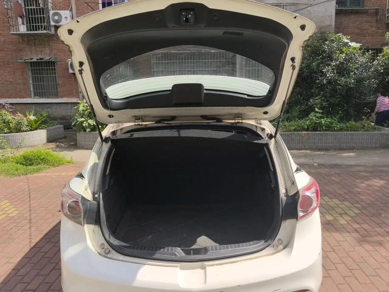 Mazda 3 2012 Hatchback 1.6L Manual Comfort Model — миниатюра 19