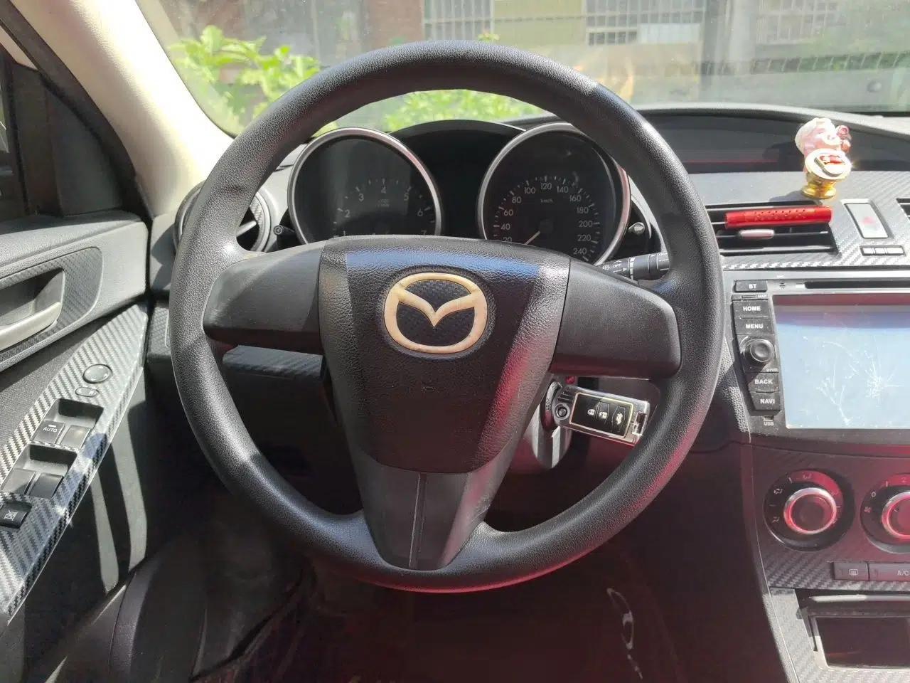Mazda 3 2012 Hatchback 1.6L Manual Comfort Model — миниатюра 10