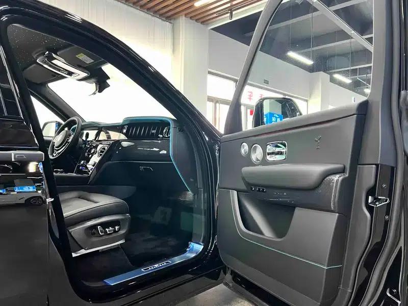2025 Cullinan Series II Black Badge Disruptor — миниатюра 25