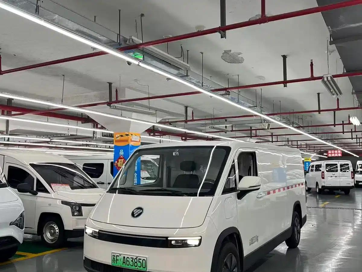 Fengjing i 2025 i9 Professional Logistics Long Wheelbase Front-Wheel Drive Aiek 51.52kWh Smart Edition Flat Roof Single Tire 2 Seats — миниатюра 1