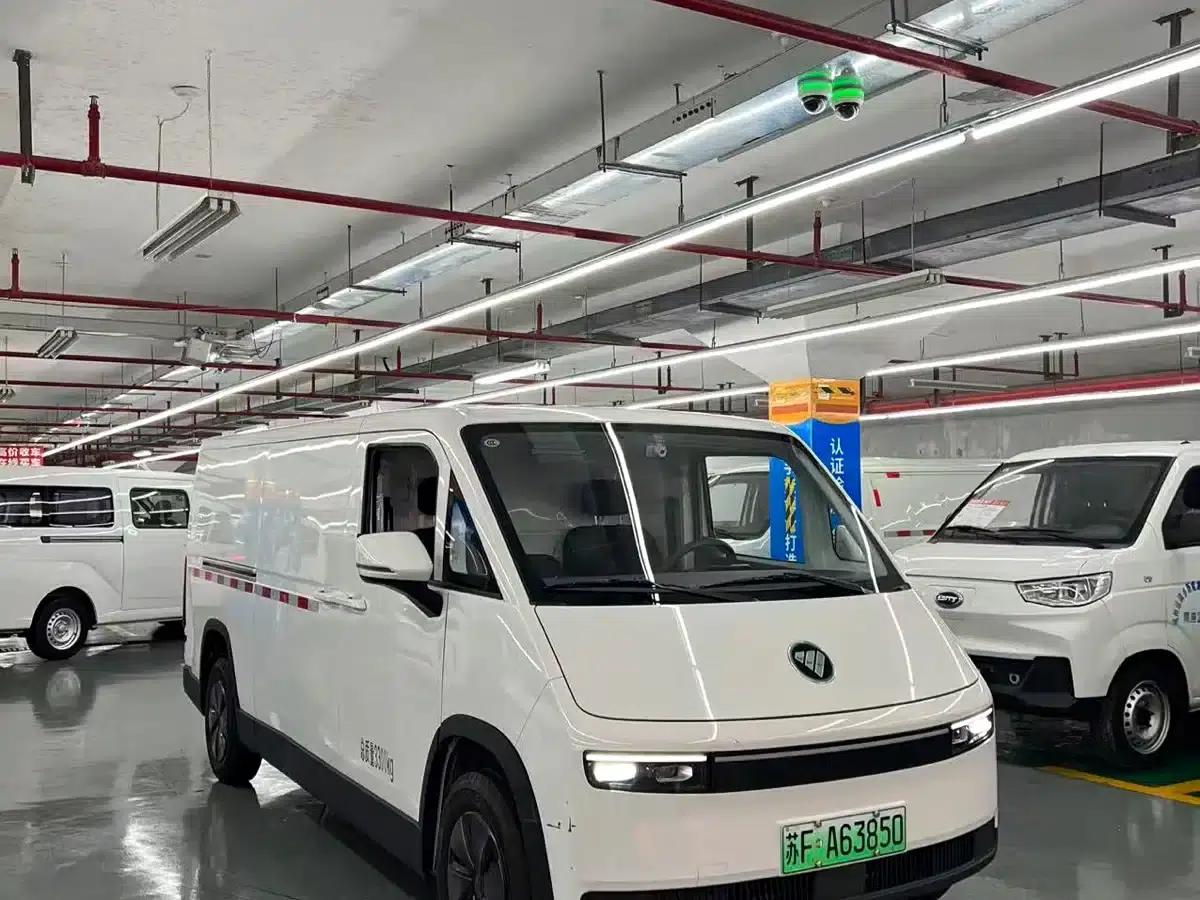 Fengjing i 2025 i9 Professional Logistics Long Wheelbase Front-Wheel Drive Aiek 51.52kWh Smart Edition Flat Roof Single Tire 2 Seats — миниатюра 3