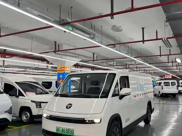 Fengjing i 2025 i9 Professional Logistics Long Wheelbase Front-Wheel Drive Aiek 51.52kWh Smart Edition Flat Roof Single Tire 2 Seats